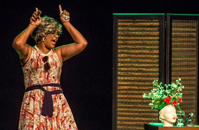 Ingressos para comédia com Solange Couto já se encontram no Teatro Rondon