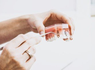 Implante dentário com carga imediata e sedação consciente revoluciona odontologia