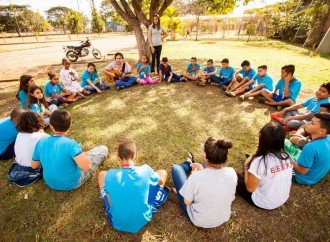 Enzo Banzo realiza saraus de performances literárias em Uberlândia