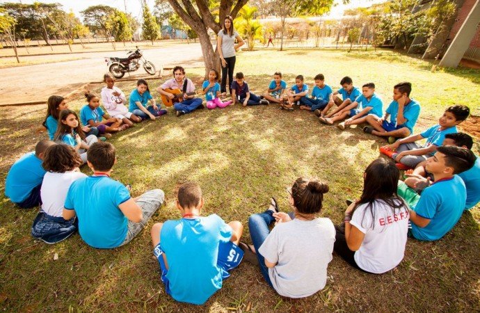 Enzo Banzo realiza saraus de performances literárias em Uberlândia