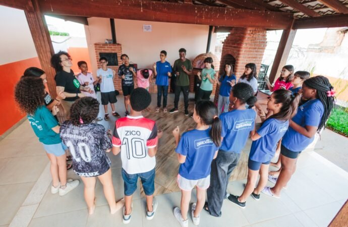 Oficinas do projeto “Pedagogia do Encantamento” têm início em Uberlândia com foco na escuta, cooperação e criatividade