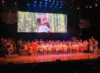 Arte que transforma: crianças do Projeto Artes Cênicas emocionam no maior palco de Uberlândia