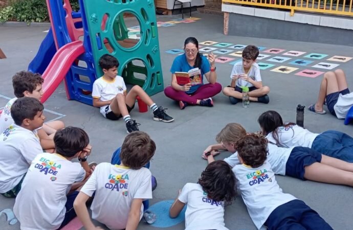Volta às aulas pede atenção ao uso de telas e ao papel das famílias