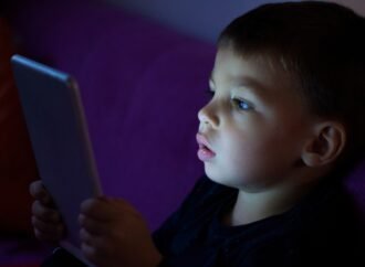 Uso excessivo de telas nas férias preocupa especialistas