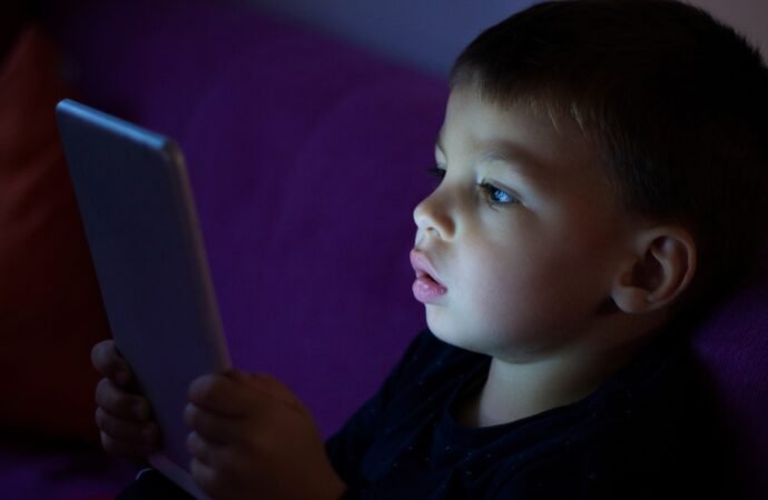 Uso excessivo de telas nas férias preocupa especialistas