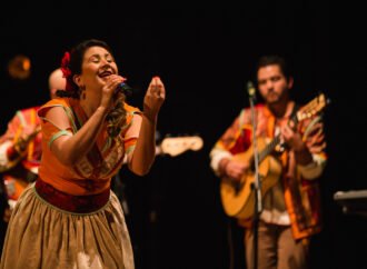 Show ‘Abraço no Planeta’ leva arte e reflexão socioambiental às escolas públicas de Araguari