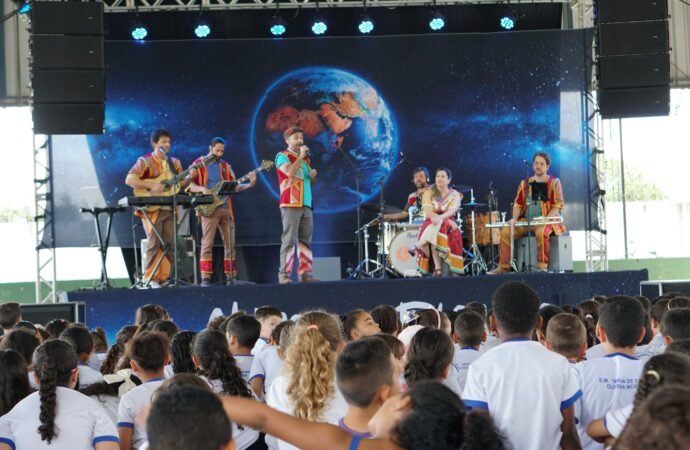 No mês do Meio Ambiente, escolas públicas de Uberlândia recebem espetáculo que une arte, educação e consciência ambiental