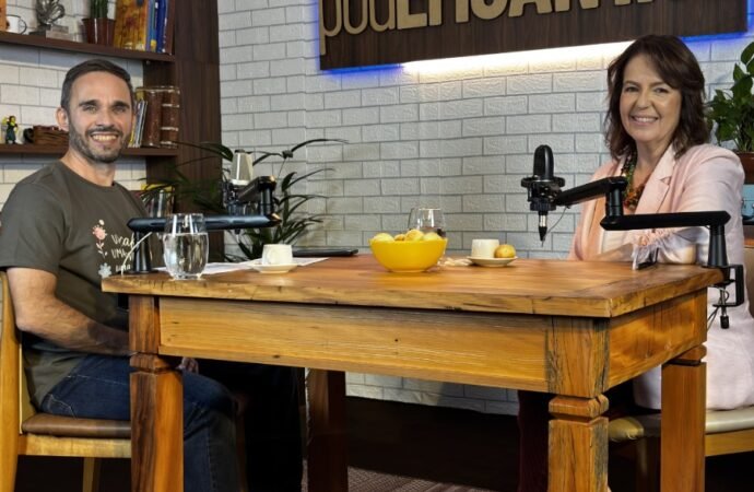 Novo episódio do podEMCANTAR recebe Mônica Cunha para uma conversa sobre o poder da palavra